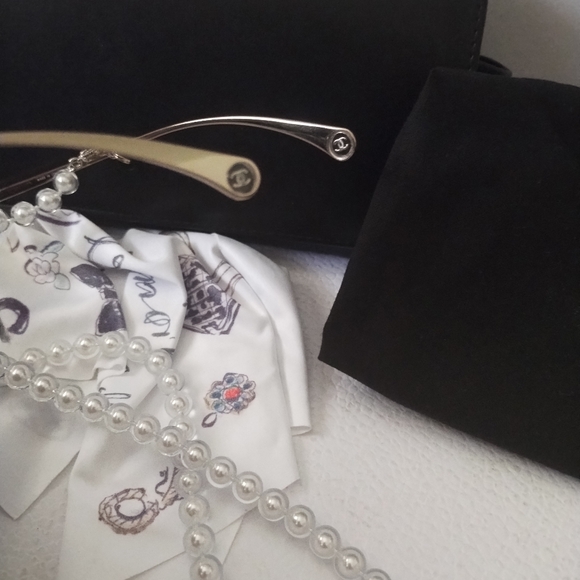CHANEL SUNGLASSES WITH PEARL ATTACHMENT - Picture 9 of 16